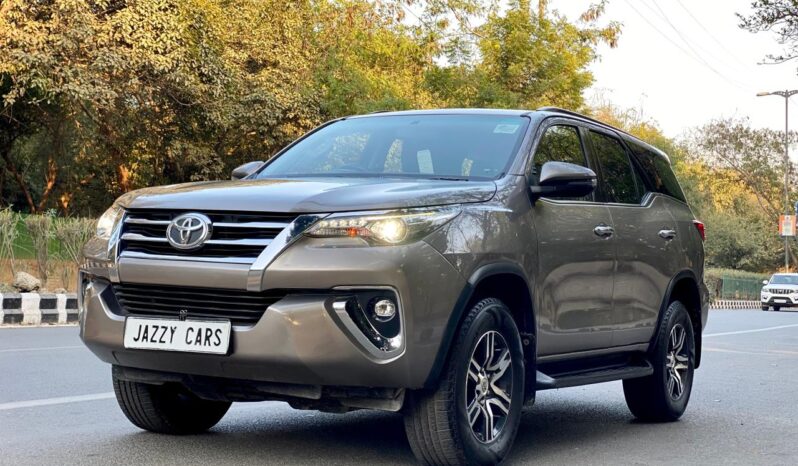 TOYOTA FORTUNER 4X2 full