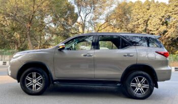 TOYOTA FORTUNER 4X2 full