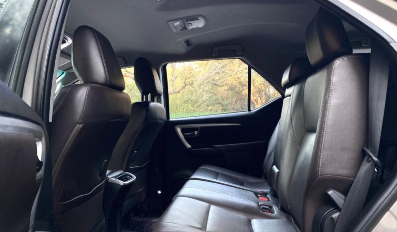TOYOTA FORTUNER 4X2 full