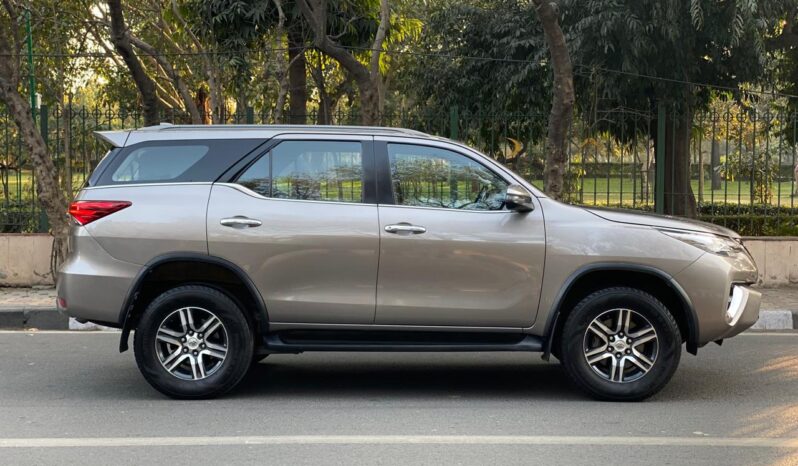 TOYOTA FORTUNER 4X2 full