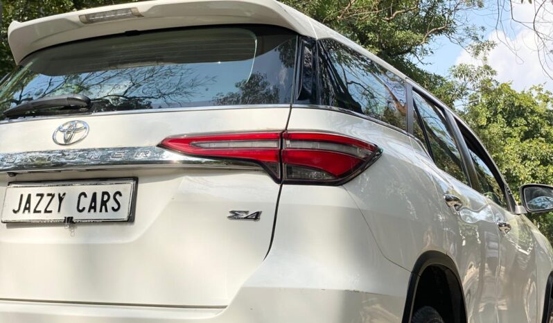 TOYOTA FORTUNER 4X4 full