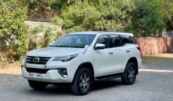 TOYOTA FORTUNER 4X2 full