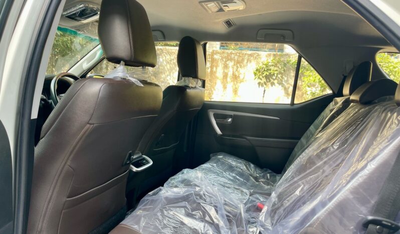 TOYOTA FORTUNER 4X2 full