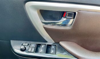 TOYOTA FORTUNER 4X2 full