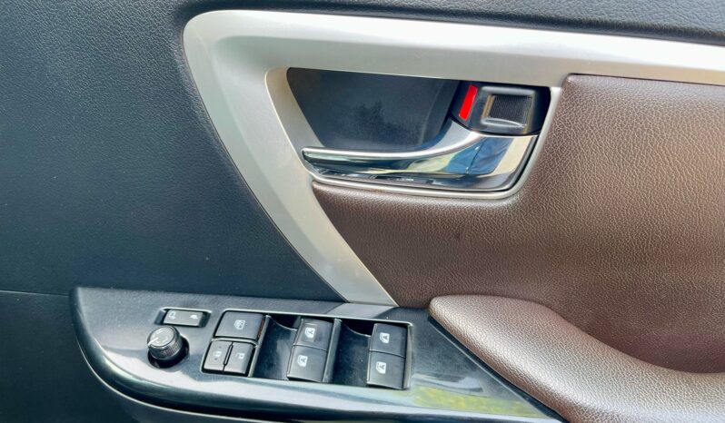 TOYOTA FORTUNER 4X2 full