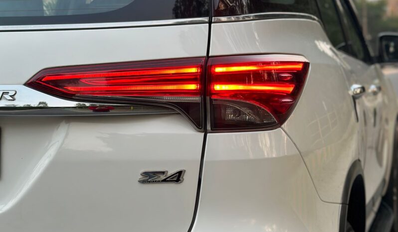 TOYOTA FORTUNER 4X4 full