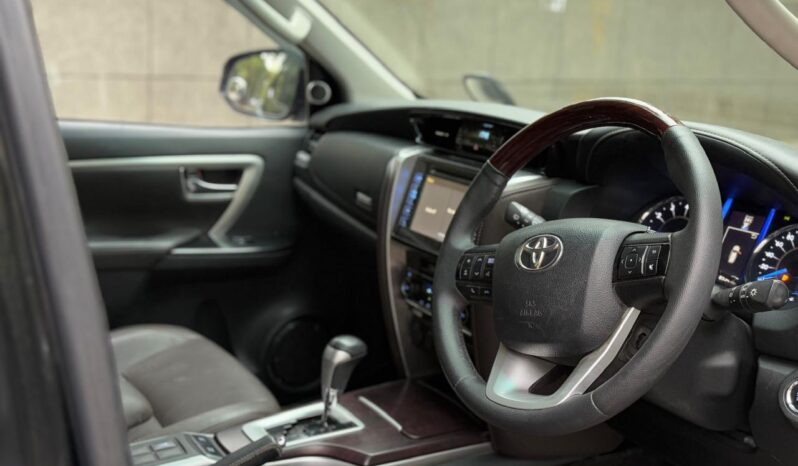 TOYOTA FORTUNER 4X2 full