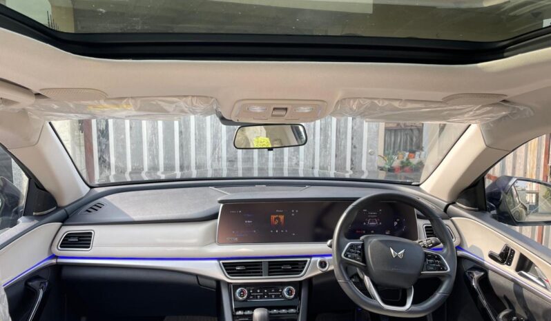 MAHINDRA XUV 700 AX7 LUXURY PACK full