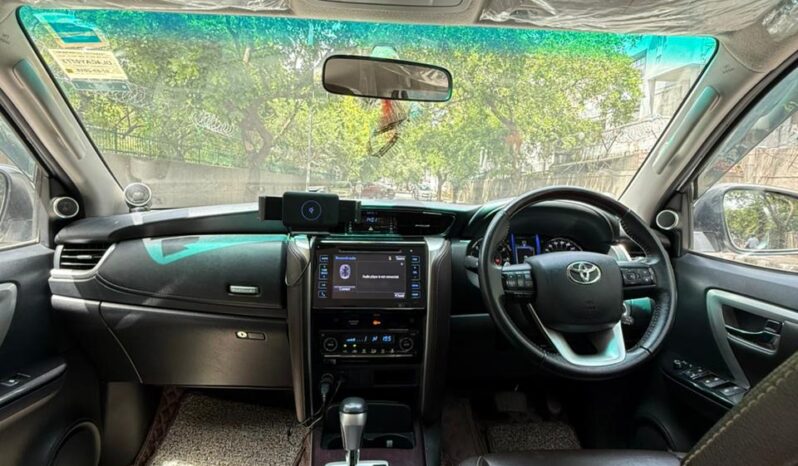 TOYOTA FORTUNER 4X2 full