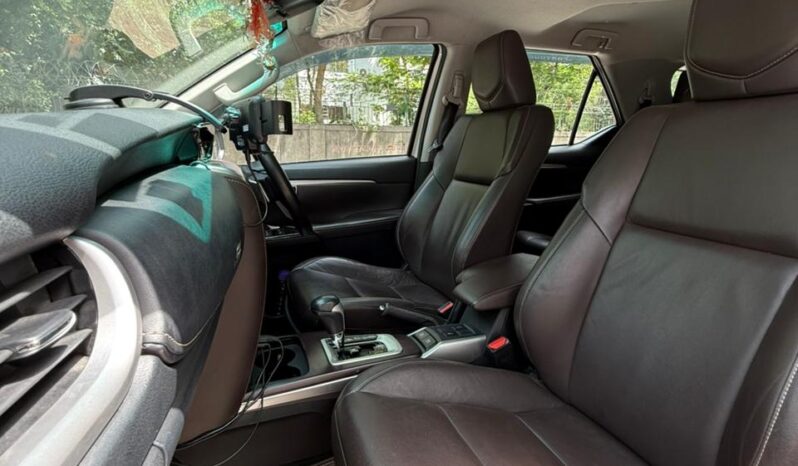 TOYOTA FORTUNER 4X2 full