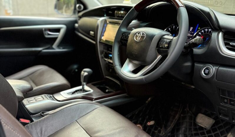 TOYOTA FORTUNER 4X2 full