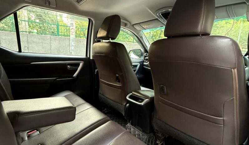 TOYOTA FORTUNER 4X2 full