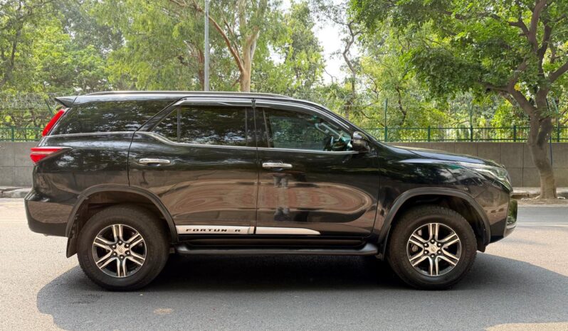 TOYOTA FORTUNER 4X2 full