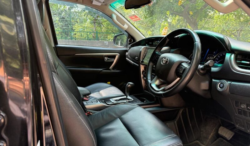 TOYOTA FORTUNER 4X2 full