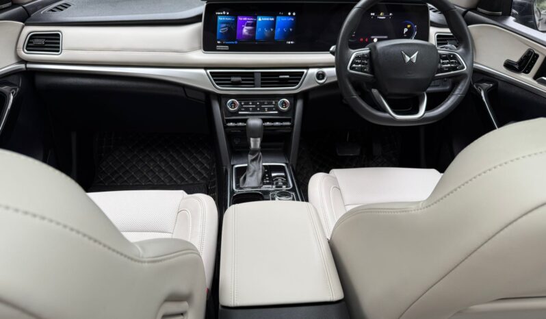 MAHINDRA XUV 700 AX7 LUXURY PACK full
