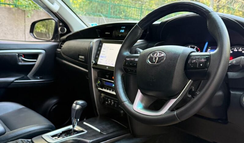 TOYOTA FORTUNER 4X4 full