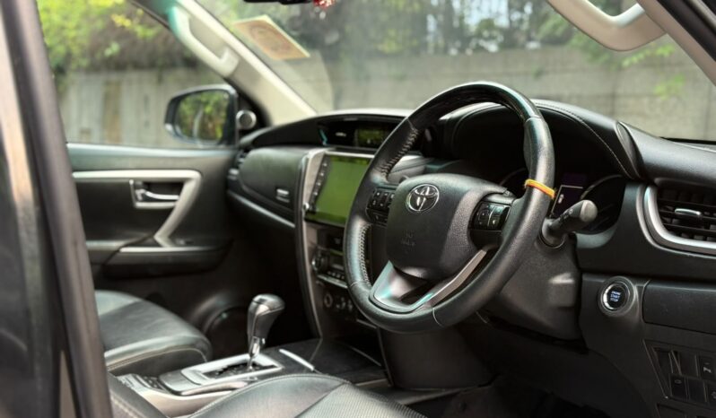 TOYOTA FORTUNER 4X2 full