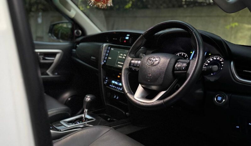 TOYOTA FORTUNER 4X2 full