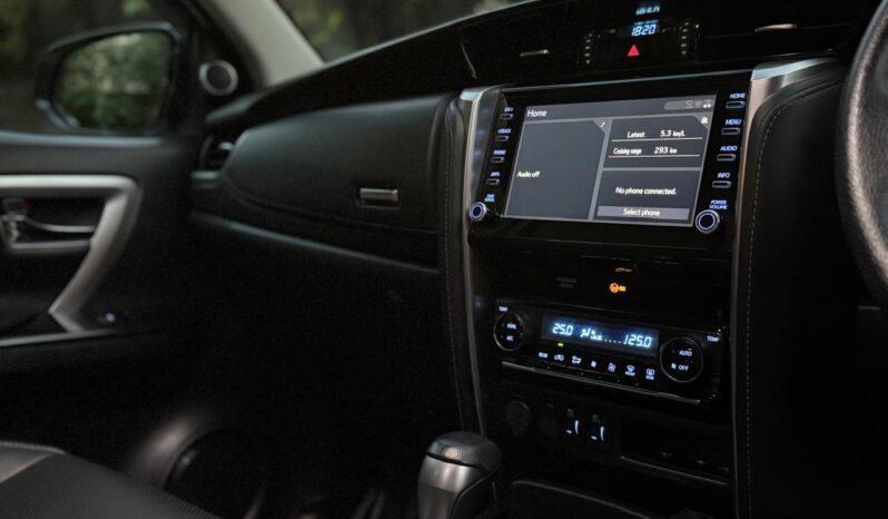 TOYOTA FORTUNER 4X2 full