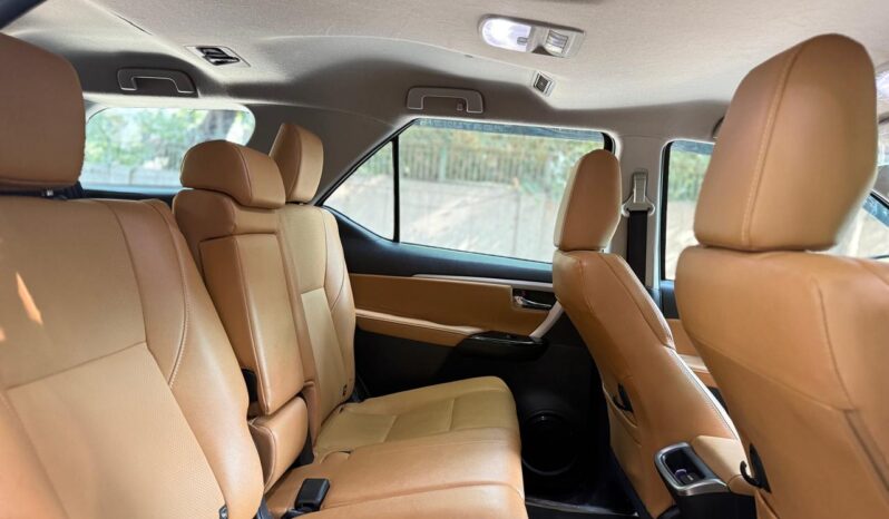 TOYOTA FORTUNER 4X2 full