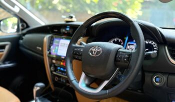 TOYOTA FORTUNER 4X2 full
